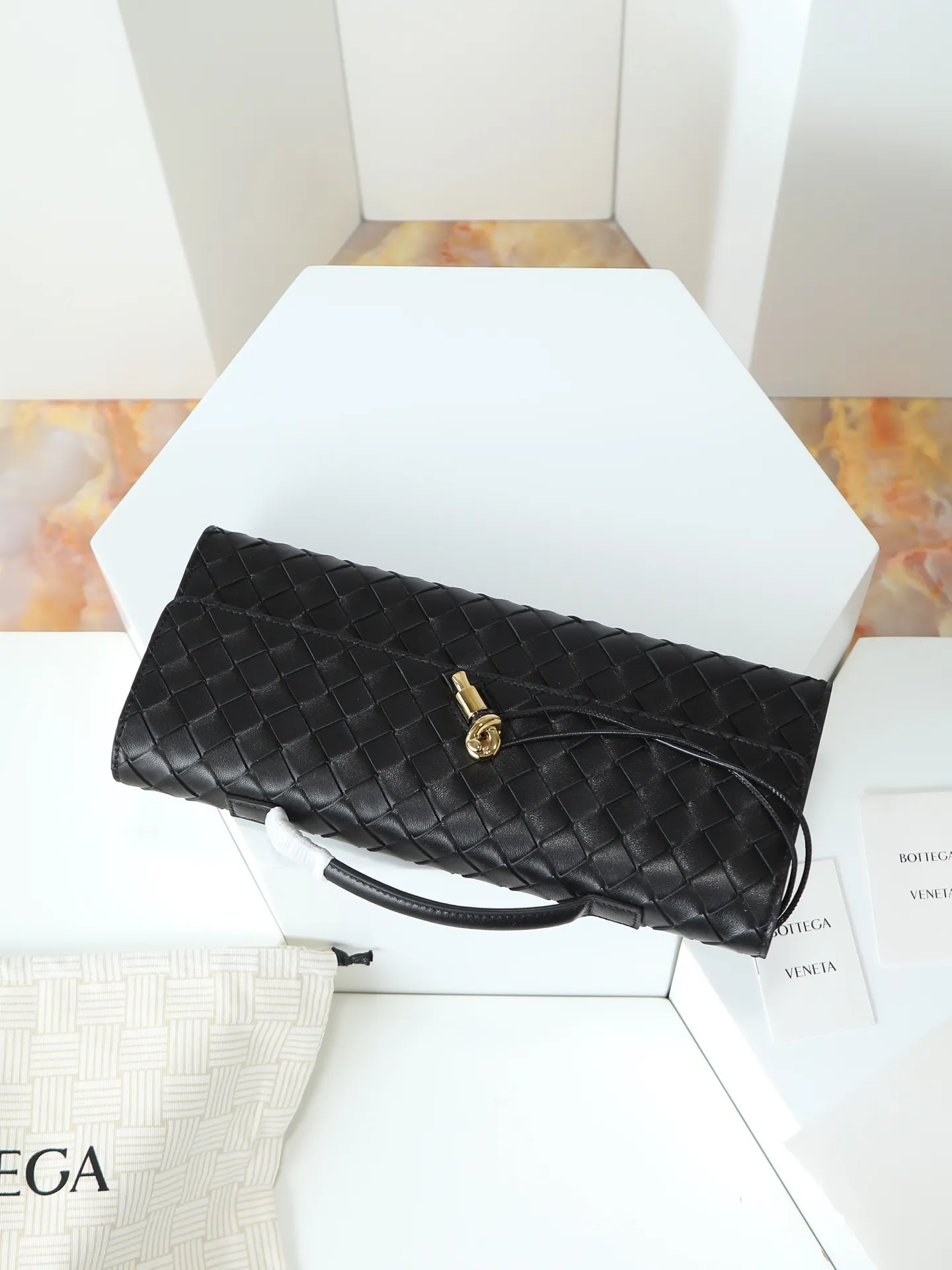 Batch 1540. The BV Andiamo evening handbag has been heavily cultivated again~ The designer aesthetics of the era of economic downturn are back. You fall in love with it at first sight and can't put it down. It's so beautiful. It's full of aura. The shape and texture are very competitive. It's lightweight and has sufficient capacity. It's a must-have for fashionistas. It's suitable for many occasions, minimalist, high-end and light luxury. Style number: 741511 Size: 31*13*3cm